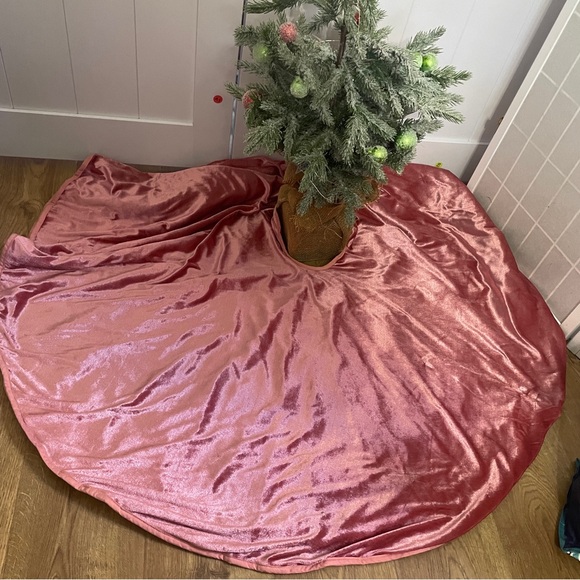 Pink Velvet Christmas Tree Skirt Holiday Decor
Aesthetic - Picture 8 of 11